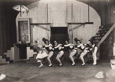 Фотография &laquo;Сцена из оперетты „Жирофле-Жирофля“ Лекока в Камерном театре. 