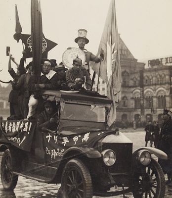 Фотография &laquo;Автомобиль китайской делегации на демонстрации на Красной 