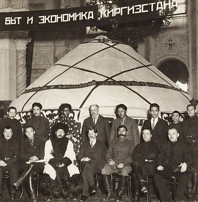 Николай Петров. Фотография &laquo;М.И. Калинин и С.М. Буденный на экспозиции „Быт 