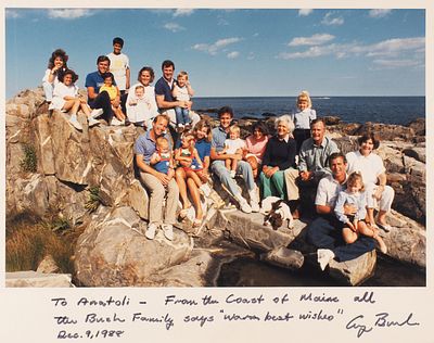 Фотография &laquo;Джордж-Буш старший с супругой и сыном на побережье 