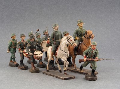 Набор фигур: 10 пеших и две фигуры на лошадях. Фирма Elastolin. Германия, 1920-1930-е