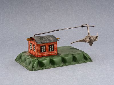 Жестяная игрушка на пружине &laquo;Самолет в ангаре&raquo;, с оригинальной 