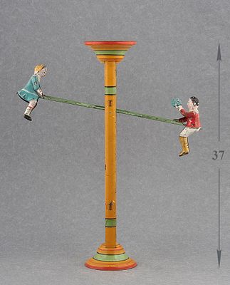 Инерционные качели фирмы Gibbs. США, 1930-1940-е гг. Высота 37 см.