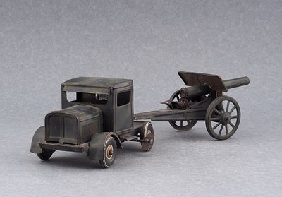 Заводной тягач с пушкой и двумя фигурами фирмы Tipp &amp; Co. Германия 