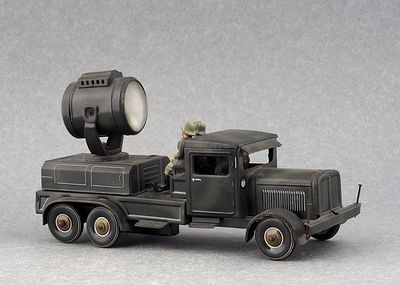 Заводной грузовик с прожектором на батарейках и фигурами солдат фирмы Tipp 