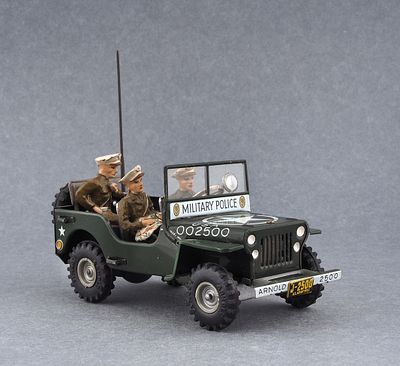 Заводной джип с тремя фигурами фирмы Arnold. Германия, 1949-1955 . Заводной джип с 