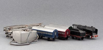 Электрическая железная дорога (паровоз и три вагона, рельсы и блок питания) фирмы 