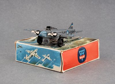 Заводной самолет-истребитель B-5 (№ 750) фирмы Arnold. Германия, 1950-1960-е. Заводной 