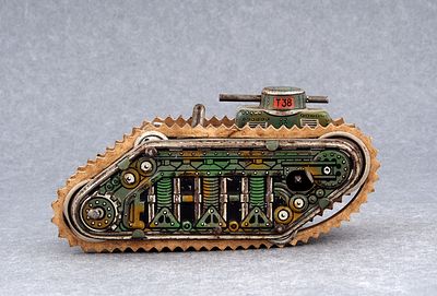 Заводной танк Т-38 фирмы Gama. Германия, 1950-1960-е гг. Длина 12,5 см, высота 7 см. GAMA 