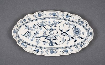 Большое блюдо для подачи с росписью кобальтом. Европа. Середина ХХ века. Фарфор 
