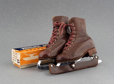 Коньки детские с ботинками (размер 28). СССР. 1955. Кожа, металл. Коньки детские 