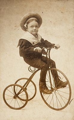 Фотография: Ребёнок на трёхколесном велосипеде. Конец XIX — нач. ХХ&nbsp. Фотография: 