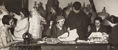 Фотография: Швейный кружок за работой в клубе. 1930-е. Фотография: Швейный кружок за 