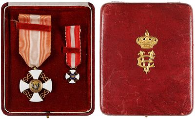 Орден Короны Италии с фрачнным знаком ордена, в оригинальном футляре. Турин, [третья 