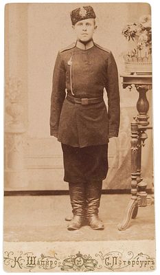 Фотография визитного формата &laquo;Нижний чин пехотного полка в парадном мундире 