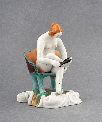 Скульптура &laquo;Стригущая ногти&raquo;. Россия, с. Речицы, фабрика братьев Попихиных (Егора 