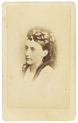 Фотография: великая княжна Ольга Николаевна Романова (вторая дочь Николая I) / придворный 