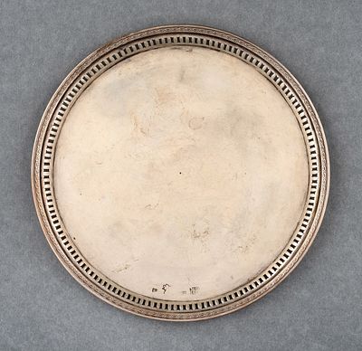 Поднос круглый. Россия, Москва, мастер ФН. 1817. Серебро. Диаметр 17,5 см. Вес 171,3&nbsp