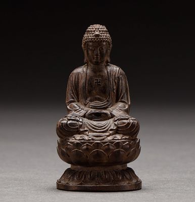 Qing Dynasty agarwood statue of Shakyamuni Buddha. Height: 7cm, Width: 3.5cm, Weight: 34g