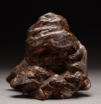 Qing Dynasty agarwood mountain. Height: 25cm, Width: 27cm, Weight: 2135g