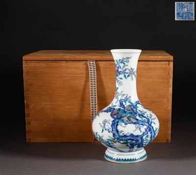 Qing Dynasty Pink Pomegranate Pattern Bottle. Height: 18.5cm, Width: 11cm, Weight: 506g