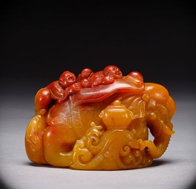 Qing Dynasty Shoushan Tian Huangshi Children's Play Elephant. Height: 6cm, Width: 8.7cm, Weight: 206g