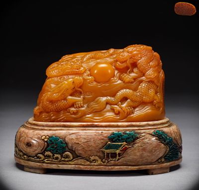Qing Dynasty Shoushan Tian Huangshi Dragon Button Seal. Height: 11cm, Width: 15.5cm, Weight: 2265g