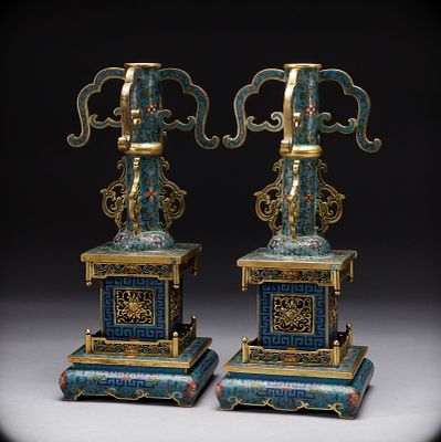 A pair of Qing Dynasty bronze cloisonn é official hat racks. Height: 33cm, Width: 14cm, Weight: 5144g