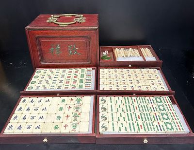 A box of bone mahjong from the late Qing Dynasty and the Republic of China. Height: 2.6cm 