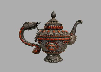 Silver inlaid with gemstones for water bottles in the Qing Dynasty. Height: 14.5cm, Width: 11cm,