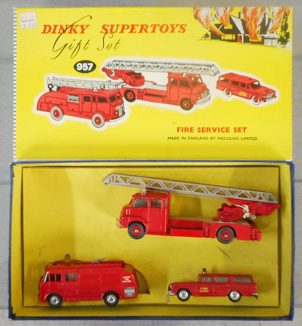 Lot 121: DINKY GIFT SET 957 FIRE SERVICE