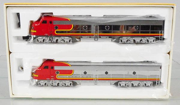 Lot 296: AMERICAN MODELS SANTA FE E8 LOCOS
