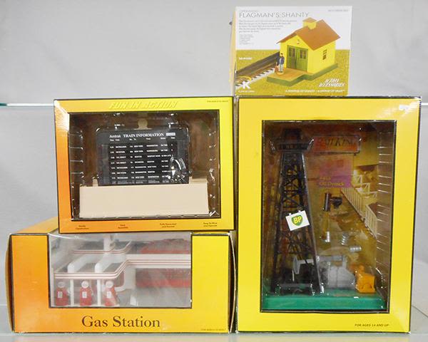 Lot 93: 4 MTH & K-LINE ACCESSORIES