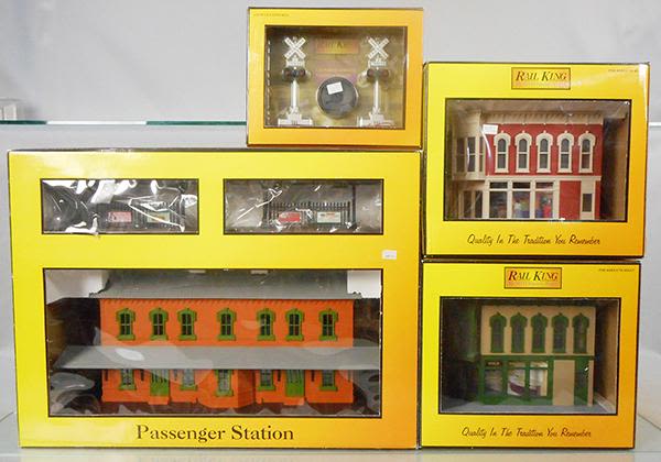 Lot 404: 4 MTH ACCESSORIES
