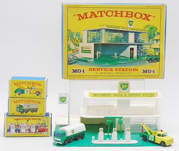 Lot 199: MATCHBOX BP GAS STATION SET