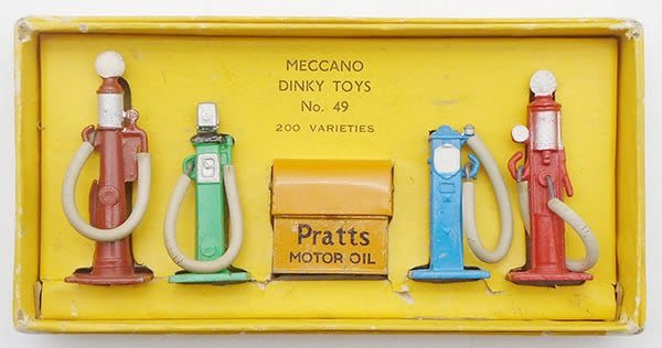 Lot 318: DINKY 49 PETROL PUMPS