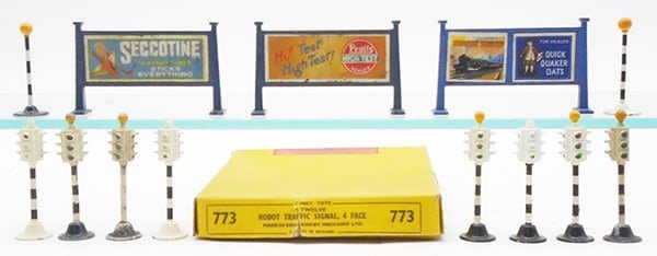 Lot 330: DINKY & HORNBY ACCESSORIES
