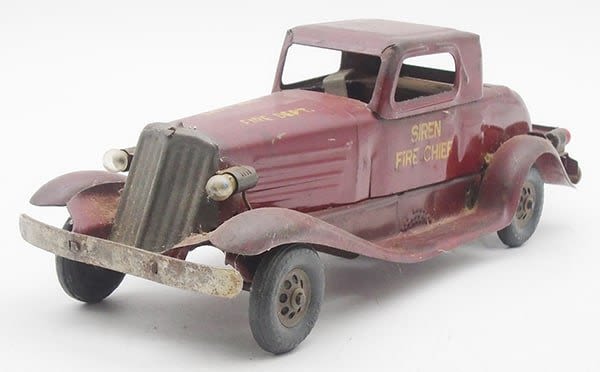 Lot 414: MARX FIRE CHIEF CAR