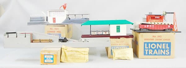 Lot 178: 4 LIONEL ACCESSORIES