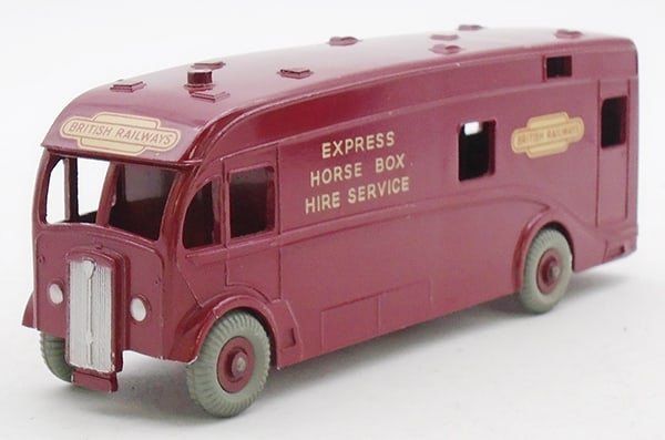 Lot 301: DINKY 981 HORSE BOX