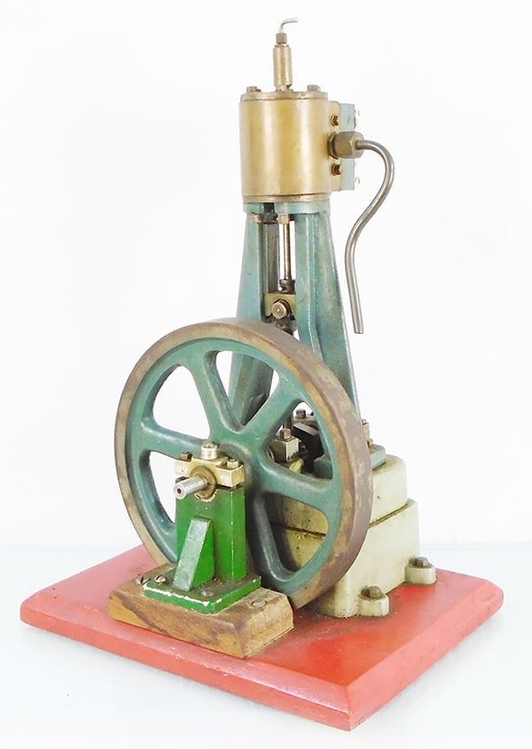 Lot 175: VERTICAL OPEN FRAME STEAM ENGINE
