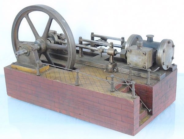 Lot 214: HORIZONTAL STEAM ENGINE