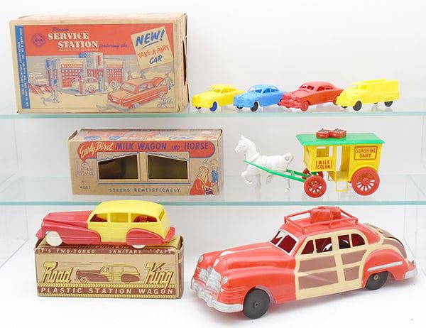 Lot 305: 4 PLASTIC TOYS