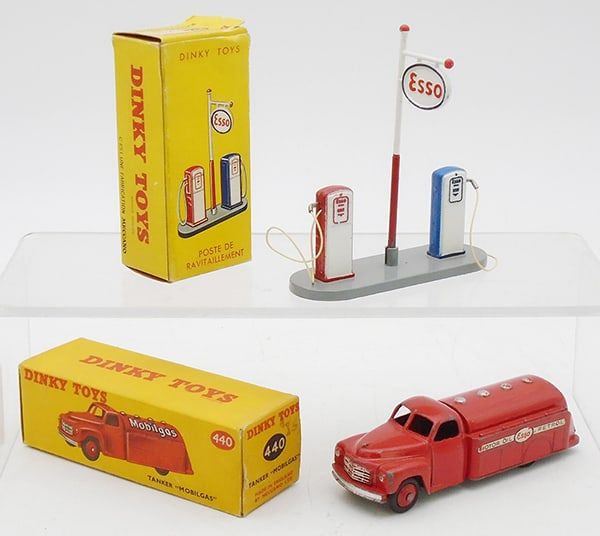 Lot 469: 2 DINKY VEHICLES
