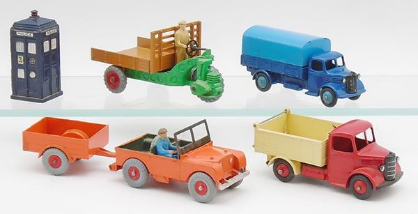 Lot 334: 5 DINKY VEHICLES