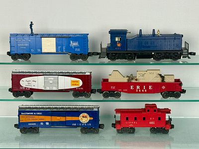 Lionel Train set. Lionel O Gauge train, comprising one blue diesel switcher locomotive (No. 621) 