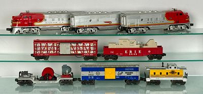 Lionel Santa Fe Train set. Lionel Postwar O-Gauge model trains, featuring a 2343 Santa Fe F3 