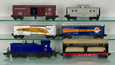 Lionel Train Set. 6 vintage Lionel O-Gauge model train pieces, accompanied by their 