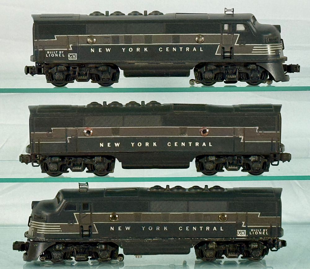 Lot 268: Lionel Postwar O Gauge 2344 New York Central F3 Diesel Units