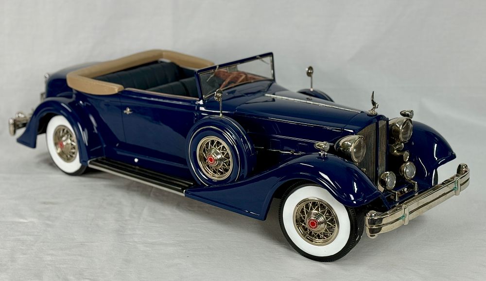 Lot 388: Retro 123 1934 Packard Convertible Resin Diecast Model Car